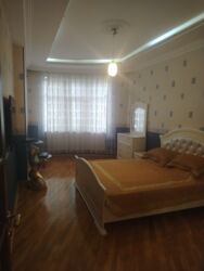 Uzunmüddətli kirayə mənzillər: Şəhərin mərkəzində 3otaqlı mənzil icarəyə verilir.İşığı suyu — 13