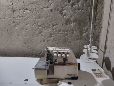 механик швейных машин: Швейная машина