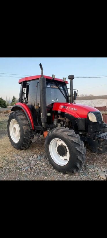 лт грузовой: Трактор YTO LX954 красного цвета. Оснащен кабиной для защиты от
