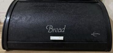 işlenmiş unitazlar: Qara rəngli çörək qabı (bread box) – silindrik formaya yaxın, sürüşən