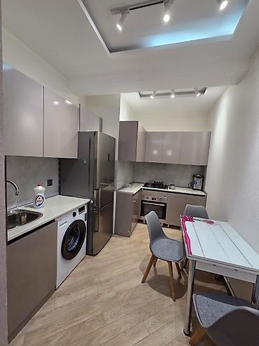 ipotekada olan evler: 28 May metrosuna birbaşa çıxışı olan, Azadlıq prospektinə baxan — 8