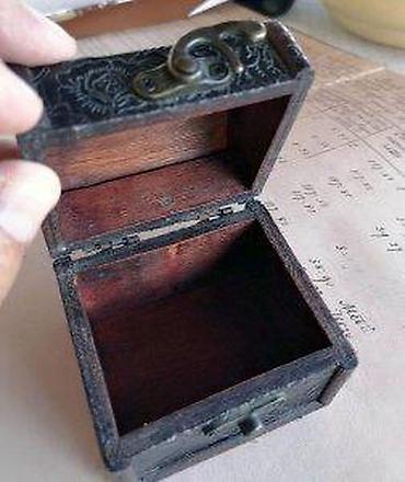 Stare vaze i dekor: Mali drveni kovčežić. Mali drveni kovčežić sa metalnim šarkama i — 11