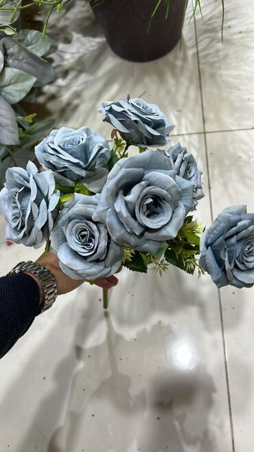 Süni güllər: Məhsul: Süni gül buketləri və kompozisiyalar Təsvir: - Realistik — 4