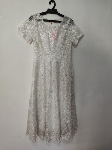 платье футляр по английски: Новое платье, белое, с бисерами. Очень хорошего качества. Все бисеры
