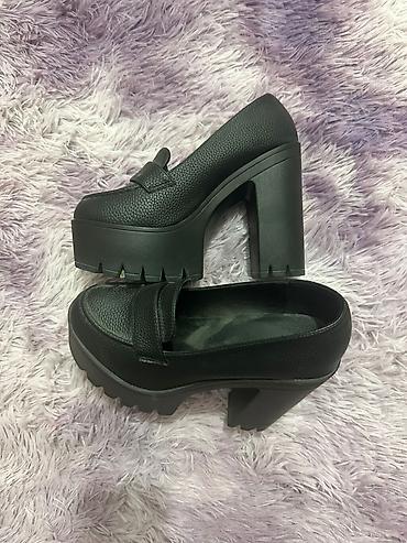 makasin ayaqabı: Qadın üçün qalın altlı, platformalı loafer tipli tufli - Rəng: qara - — 1
