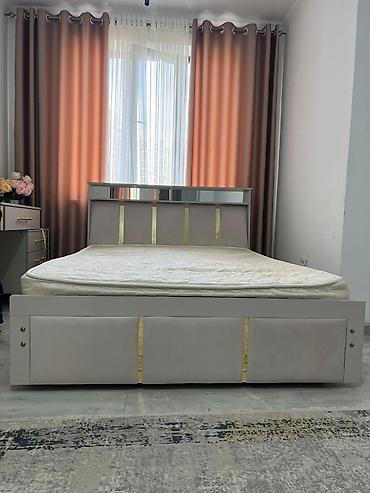 Кровати: Двуспальная кровать с мягким изголовьем и декоративными вставками - — 4