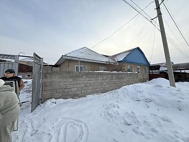 Продажа коттеджей и домов: Продаётся дом с двором и хозяйственными постройками. - Отдельно — 8