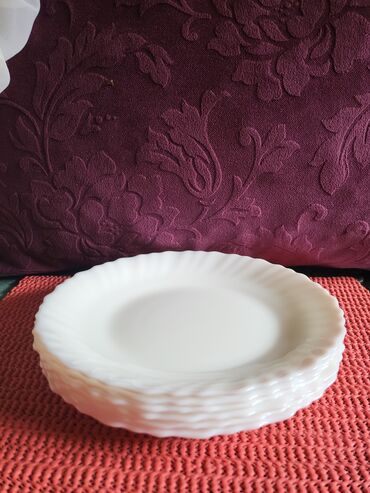 Kuhinjski setovi: Tanjiri novi od arkopala. Tanjiri plitki od arkopala. Bili su — 6