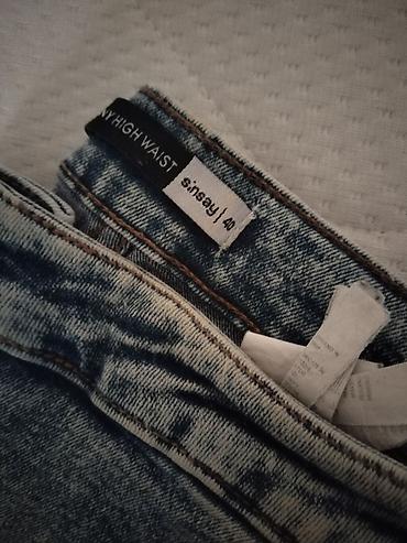 Farmerke: Dve ženske farmerke – različiti modeli i bendovi. 1) Sinsay skinny — 1