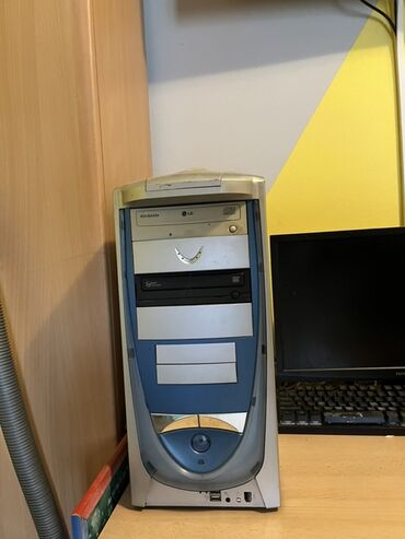 otkup starih radio aparata: Računarski toranj sa futurističkim dizajnom, kombinacijom srebrne i