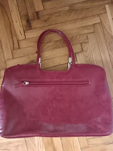torbe sa stampom: Elegantna tašna u bordo/cranberry boji, klasičnog, pravougaonog kroja — 2