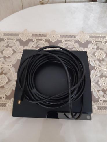 playstation 4 satilir: PlayStation 3 oyun konsolu dəsti. Dəstə şəkildə görünənlər daxildir — 2