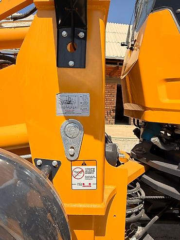 Фронтальные КУНы: Фронтальный погрузчик — Китай. 2025 год. Ковш 2,2 см³. Управление — — 12