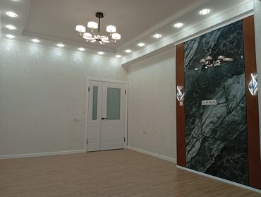 Ремонт под ключ: Светлый современный интерьер квартиры с дизайнерским освещением и — 7