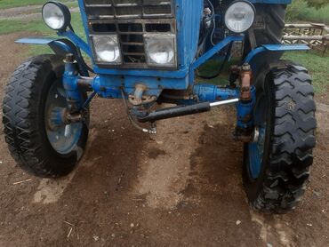 Süd sağan aparatlar: Mavi rəngli tək kabinli təkərli traktor - Ön və arxa işıqlandırma