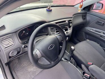 QAZ: Kia Rio hatchback - Kuzov: 5 qapılı hatchback, açıq mavi rəng -