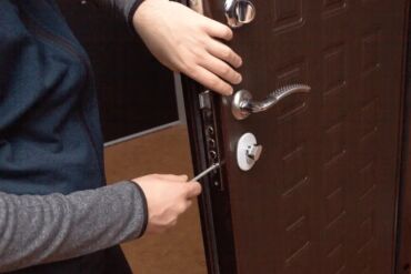 Qapıların təmiri: Çilingər xidməti Qapı usta Qapı ustası Qapıların təmiri Üzlənməsi — 9