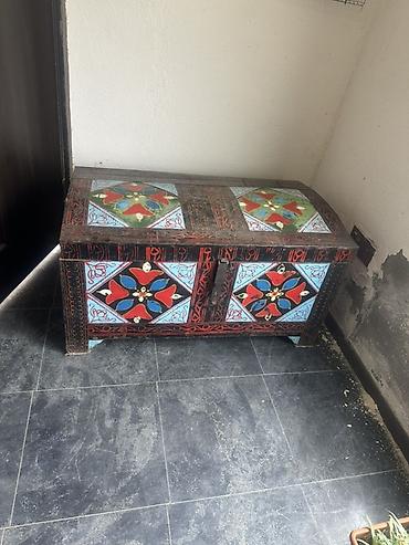kuklalar evi: Əl işı boyalı taxta sandıq - Material: bərk taxta, metal menteşəli — 2