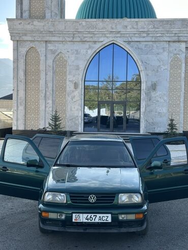 купить трактор мтз 82 бу в москве: Volkswagen Vento: 1995 г., 1.8 л, Механика, Бензин, Седан