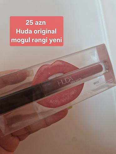 kosmetika çantası: Huda Beauty Demi Matte dodaq boyası – “Mogul” rəngi. - Brend: Huda — 1
