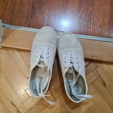 Kompleti: Dva ženska komada odeće – majica i pantalone. Majica: - Kratki rukavi — 11