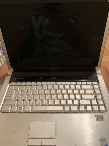 dell xps: Dell XPS M1530 modeli noutbuk. Gümüşü və qara rənglərdədir