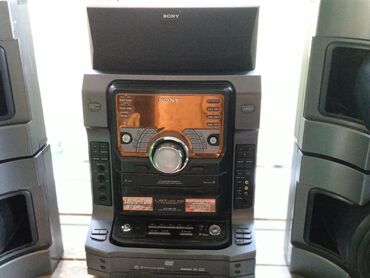 продаю муз центр: Музыкальный центр Sony с несколькими отсеками для дисков. Оснащен