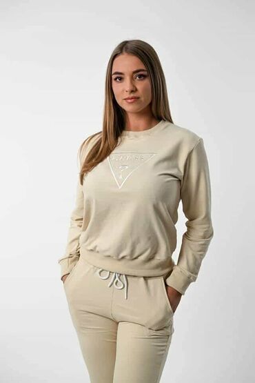 Gornji i donji deo: Zenske trenerke
S M L XL XXL
vezen znak Cena 2800 din. NABAVKA — 19