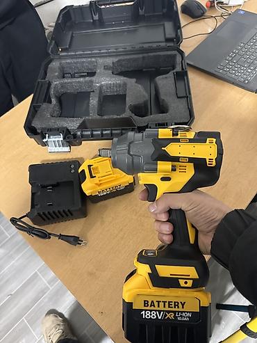 dewalt: Аккумуляторный ударный гайковерт (бесщеточный) Комплектация: - — 3