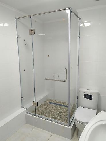 Душевые перегородки и ограждения: Душевая кабина, перегородка. душевая перегородка, закалённое стекло — 28