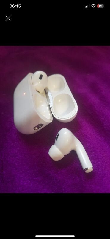 apple airpods: Беспроводные наушники с зарядным футляром. Наушники имеют эргономичный