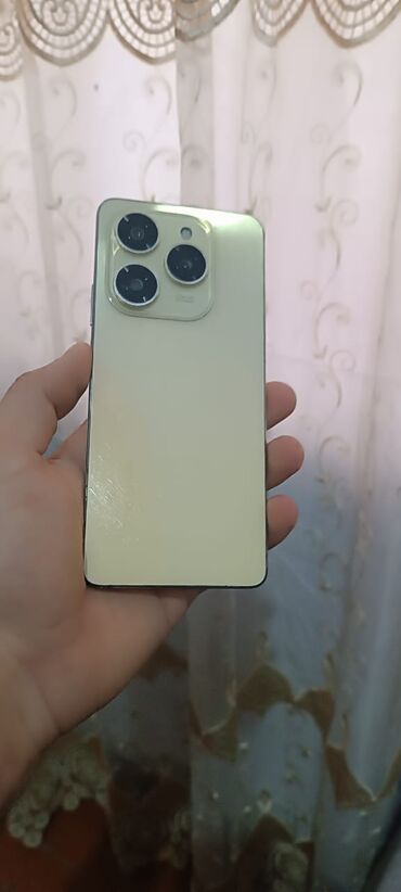 Kia: Məhsul: Smartfon - Rəng: Açıq qızılı/şampan arxa panel, gümüşü düz