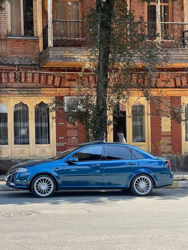 Digər avtomobillər: Göy rəngli, dördqapılı, lyuklu sedan tipli avtomobil. Ön hissədə qara — 7