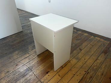 Ağ rəngli kompakt masa - Minimalist dizayn: düz kvadratüstü səth və