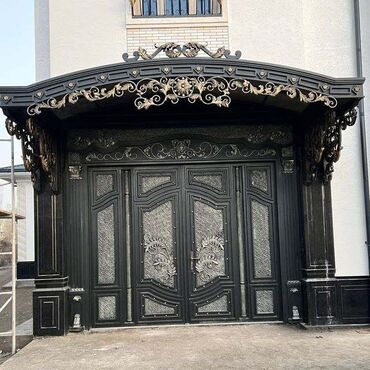 Другие строительные материалы: Металлические ворота с коваными элементами и навесом из поликарбоната — 17