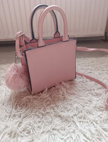 elegantna roze haljinica: Mala roza torbica sa privezkom iz Bershke. Ima i duži kajiš koji može