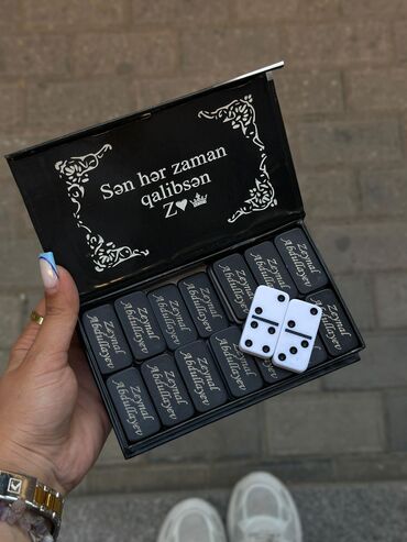 Şahmatlar: Qara rəngli, üzərində őzəl ad yazılmış domino dəsti. Dəstin qutusu da lalafo.az -da Şahmatlar: Qara rəngli, üzərində őzəl ad yazılmış domino dəsti. Dəstin qutusu da