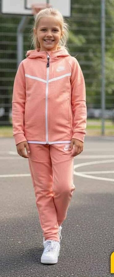 Komplet trenerke: Dečije trenerke 14 za 4000 din
pb — 8