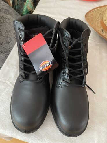Botinkalar: Dickies firmasının qara rəngdə, bağcıqlı iş çəkmələri. Ayağı yaxşı