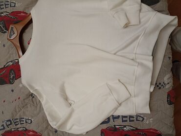 Svitşotlar: Ağ rəngli oversize sweatşört - Model: dairəvi (crewneck) yaxalı