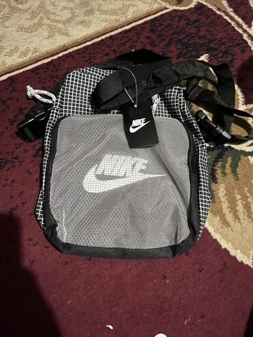 сумки женские брендовые: Сумка через плечо Nike - Компактная кросс-боди/слинг сумка - Цвет