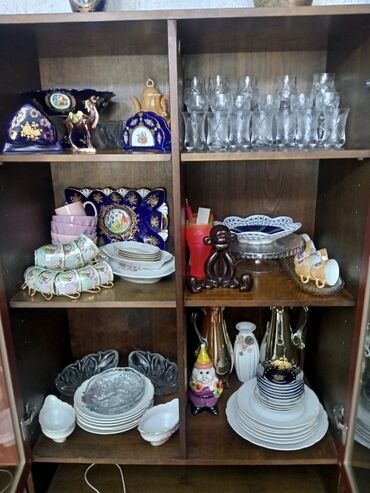 Digər dəstlər və servizlər: Şəkildə gördükləriniz qədimi xrustal və madonna servislərdir. bu