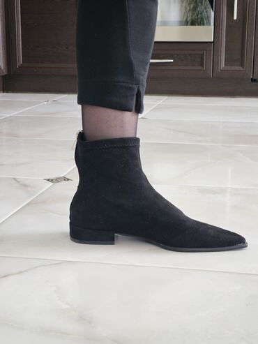 Женская обувь: Ботинки и ботильоны 38, цвет - Черный