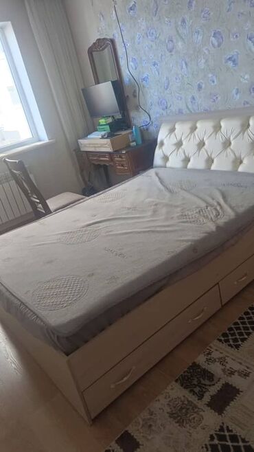 деревянные стеллажи: Продаю кровать с матрасом