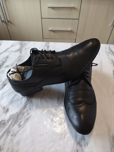туфли на высоком каблуке: Продаю туфли чёрные кожаные врать не буду носил 3 года,кожа в идеале
