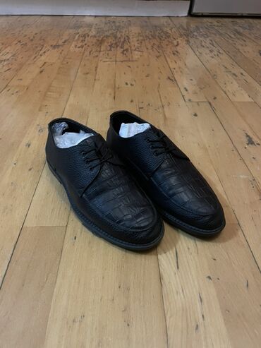 высокие мужские туфли: Kişi üçün qara dəri ayaqqabı 40 razmer 2 dəfə toya geyinilib sadəcə -