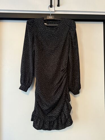 короткое трикотажное платье с длинным рукавом: Черное платье в мелкий белый горошек.Б/у - Фасон: приталенный силуэт