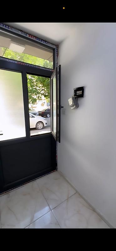 montin: Nerimanovda metrodan 3/4 deq mesafede LİFE CENTİRİN arxasi qadin — 3