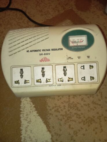 stablizator 5000: Maxima SR-800V avtomatik gərginlik tənzimləyicisi. Dörd çıxış yuvası