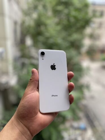 Apple iPhone: IPhone Xr, Б/у, 128 ГБ, Белый, Защитное стекло, Чехол, 78 %